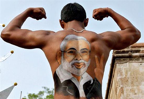 p82 古吉拉特邦的选民在后背纹上莫迪画像以对莫迪的支持。