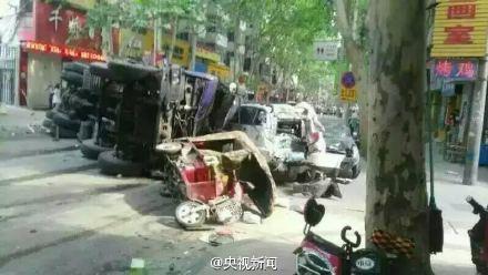 河南偃师大罐车连撞十余辆车 已致2死4伤【3】