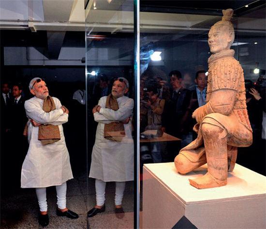 p81 5 月14 日,莫迪来到秦始皇帝陵文物陈列秦始皇帝陵文物陈列