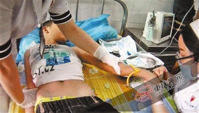 昏迷的小唐在医院接受治疗。通讯员 杨刚 摄