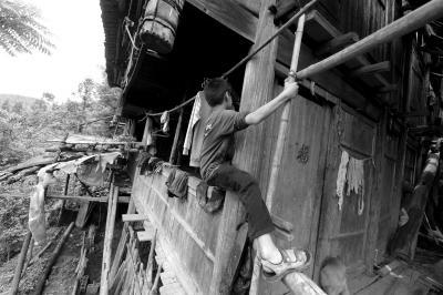 单亲留守儿童困守广西山村 孩子幼时母亲因贫出走