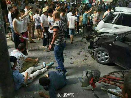 河南偃师大罐车连撞十余辆车 已致2死4伤