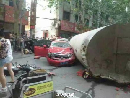 河南偃师大罐车连撞十余辆车 已致2死4伤【2】