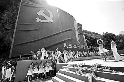 3位抗战老兵71年后再相聚 “耳背”交流靠喊话