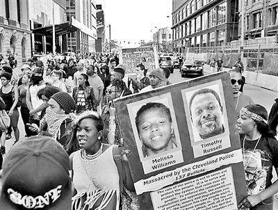 美国警察137枪打死黑人获判无罪 民众上街抗议