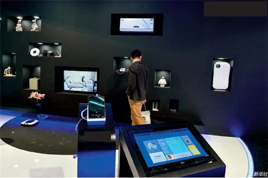 p69 智能家居领域正在成为家电企业未来增长的新蓝海,而物联网手机是链接和控制智能家电产品的重要载体,因此家电企业纷纷抢占物联网手机市场。