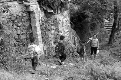 单亲留守儿童困守广西山村 孩子幼时母亲因贫出走