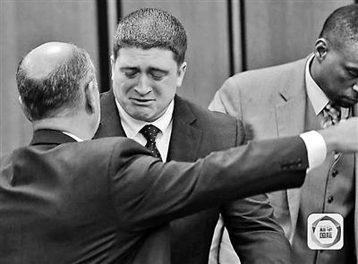 美国警察137枪打死黑人获判无罪 民众上街抗议