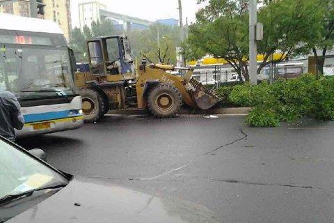 北京朝阳一铲车撞上绿化带司机当场死亡图