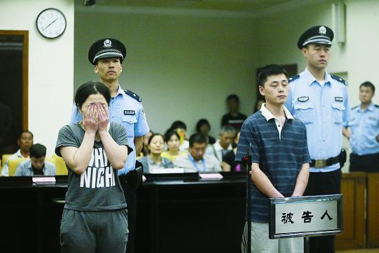 母亲捂死嫌吵儿子儿子眼神像婆婆常拿其撒气