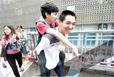 С��ſ�ڸ��ױ���ȥ�߿� ����˵�����ϴ�ѧ������ȥ