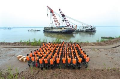 6月8日,负责清理工作的湖北省军区某舟桥旅官兵完成任务后向“东方之星”客轮默哀并告别。