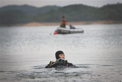 6月5日,密云,水域救援队一名潜水员正向深水区游去,准备进行潜水训练。本版摄影/新京报记者 尹亚飞