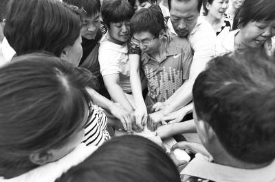 郑州小升初民办初中将只在市内9区招生 门前可见外地车