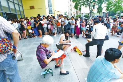 郑州小升初民办初中将只在市内9区招生 门前可见外地车