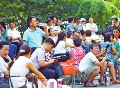 郑州小升初民办初中将只在市内9区招生 门前可见外地车