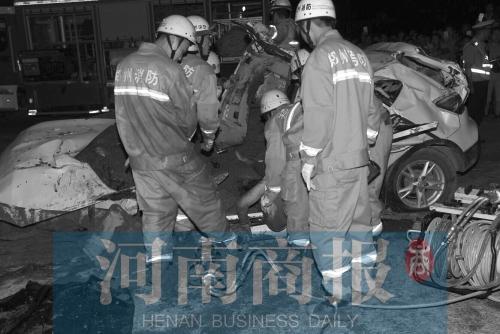 郑州一辆水泥罐车侧翻砸中轿车 致轿车司机死亡