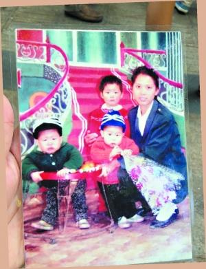 曾经，她是幸福的妈妈，他们是人见人爱的三兄妹。时间：1995年11月28日 地点：盐田出租屋事件：万先生女儿和小儿子失踪。