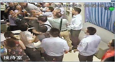 6月16日18点54分:死者家属在医院医患接待室内,开始变得情绪激动。