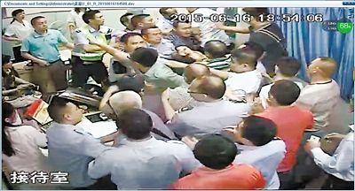 6月16日18点55分:死者家属开始一窝蜂冲去围殴老陈。