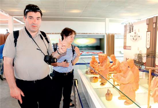 外国参观者参观与全聚德烤鸭有关的文化展。在此次世博会期间,包括加多宝凉茶、汇源果汁等在内的中国食品品牌现身展会现场。