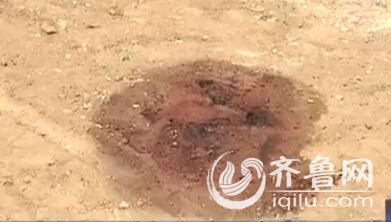 桥下男子身亡处有大片血迹。