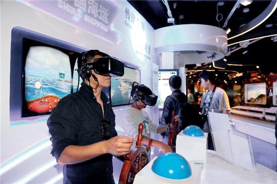 一名外国参观者体验中国海运的实景驾船。