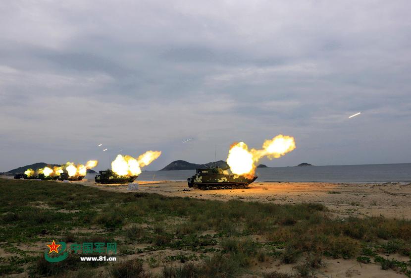 解放军最新两栖自行榴炮海边列阵齐射图