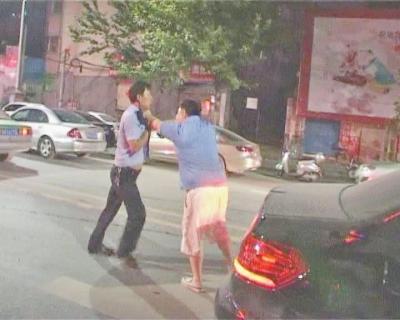 郑州男子喝酒驾车追尾发飙用英语骂交警