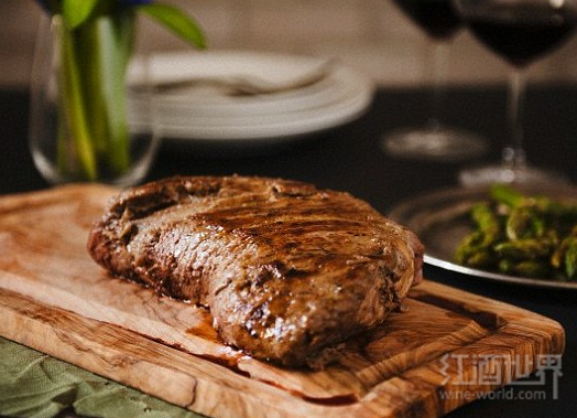 什么食物与红葡萄酒最般配?