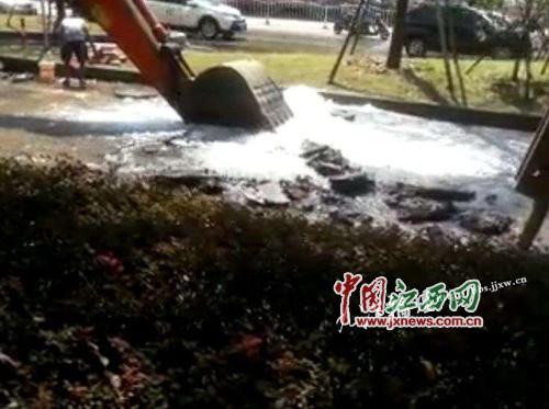 修路导致地下水管破裂
