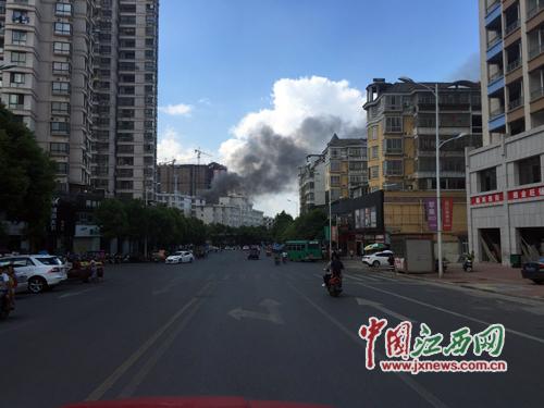 一公里外看见浓烟滚滚