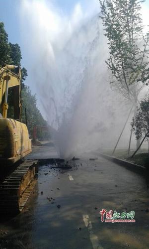 水柱喷出十余米高