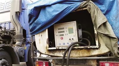 5��28�գ�����104��������������ҵ���䡱�ڼ���վ��ǰ��������ɼ��ͳ���С����ͣ����ǰ������������װ���͹޺ͼ��ͼƼ�����