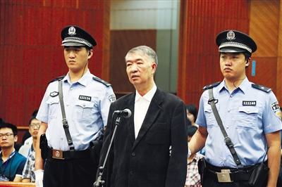 昨日上午,云南省原副省长沈培平在北京市一中院受审,被指控受贿1615万元。 市一中院供图
