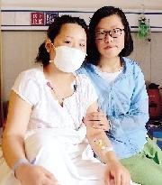女子患白血病丈夫患癌离世10年 独立抚养女儿