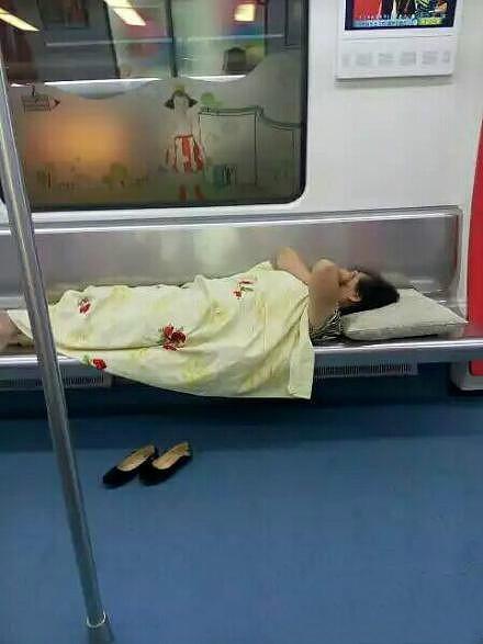 无锡地铁现卧铺大妈自带被枕呼呼大睡图