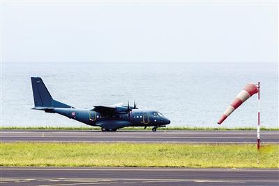 7日,法属留尼汪岛,法国军事运输机沿海岸搜寻MH370残骸。