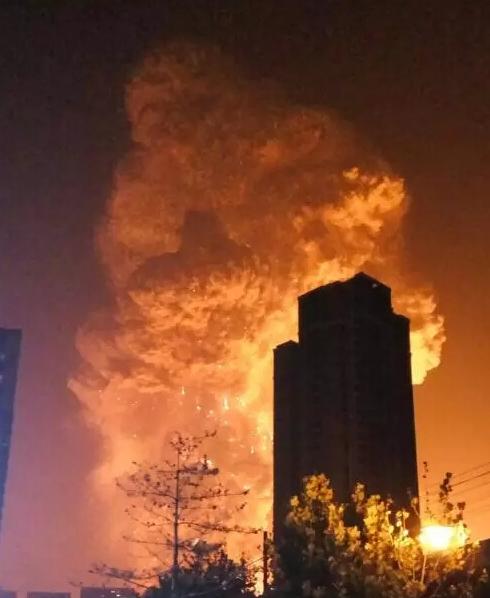 解放军对天津爆炸现场空中侦察正研究救援方案