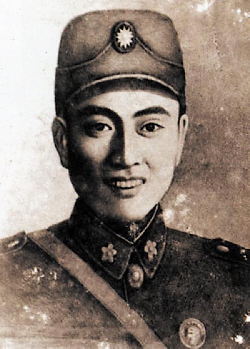 烈日下,一位女青年在瞻仰洪行将军纪念碑. 长沙晚报记者 范亚湘 摄