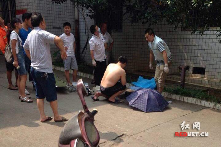 女子从楼上坠下,当场死亡。/通讯员王国光
