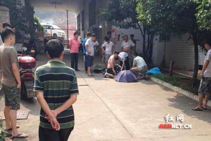 女子从楼上坠下,当场死亡。/通讯员王国光