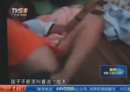 广东一幼师用脚猛夹男童下体 男孩尖叫挣扎(图)