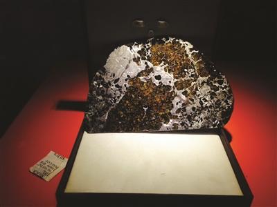 俄罗斯橄榄陨铁颜值高黄白黑三色相互融合图