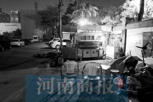 走访郑州露天烧烤摊 为躲检查搬进简易房藏身停车场