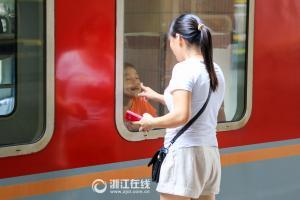 七夕节的火车站 很多人哭了