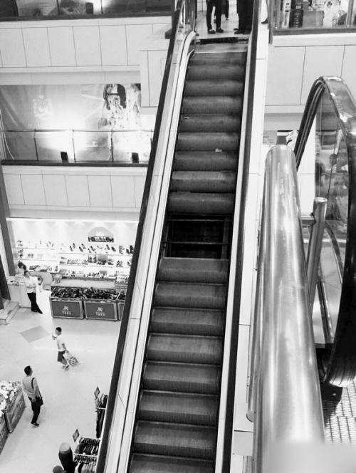 沈阳千盛百货滚梯突然张嘴吞掉两踏板