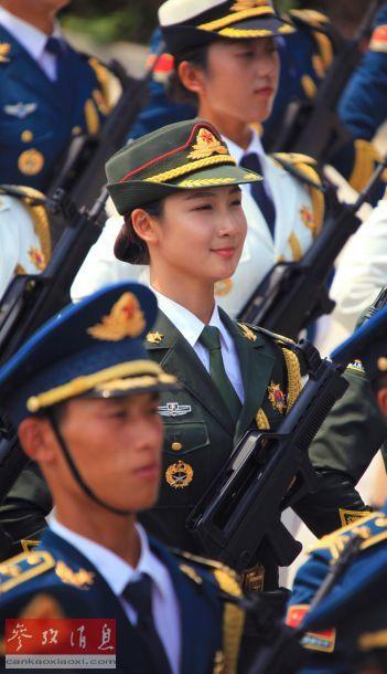 外媒探访阅兵村:女兵扛4公斤枪每天训练8小时