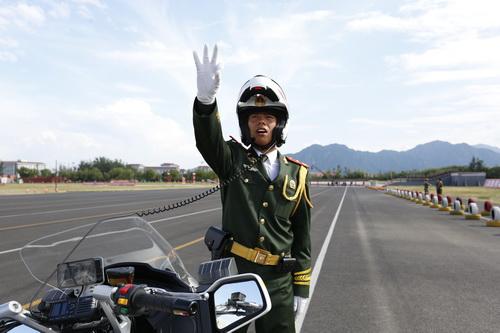 受阅摩托车礼宾方队突破时速10公里平稳驾驶极限