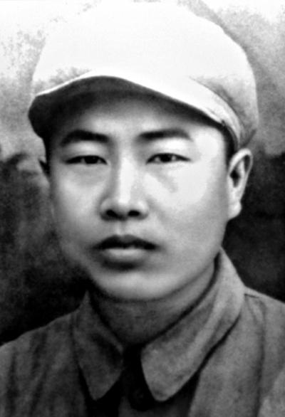 老战友目睹董存瑞舍身炸碉堡跛脚托起炸药包图